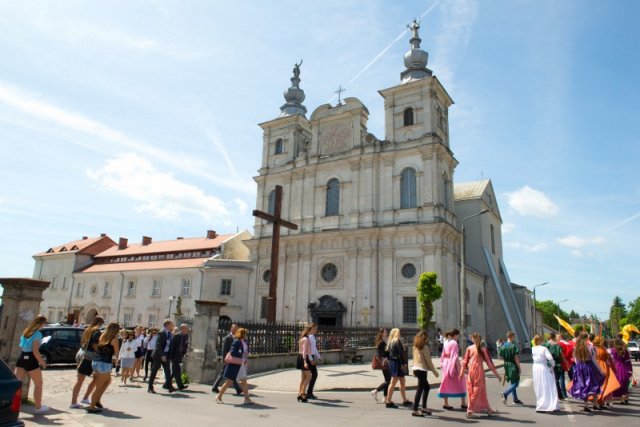 Przemarsz uczestników Jubileuszu Szkoły